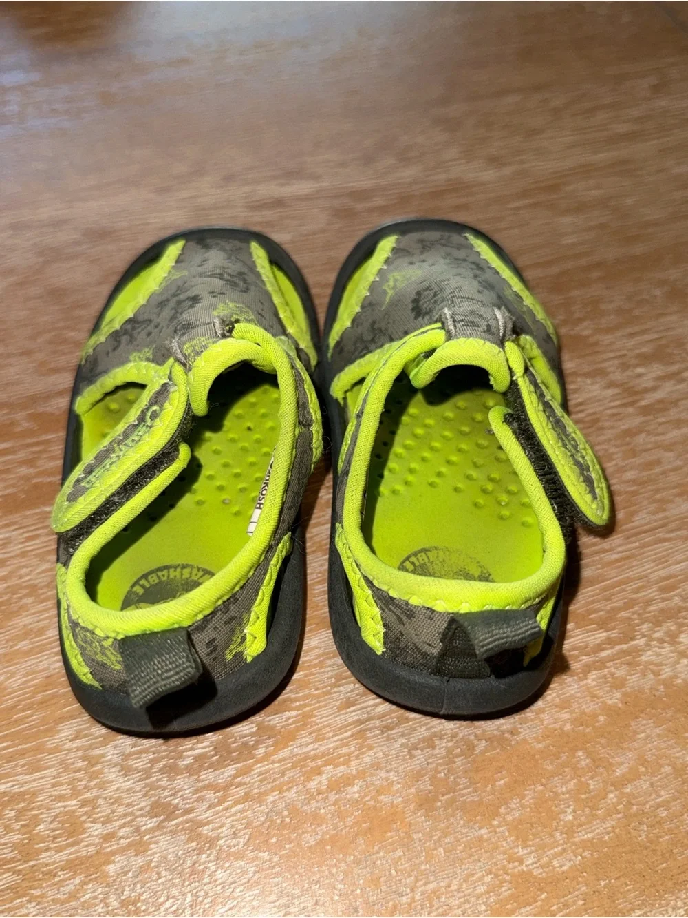 Osh Kosh dinosaur Water-Friendly Sandals in Neon Yellow and Gray size 5